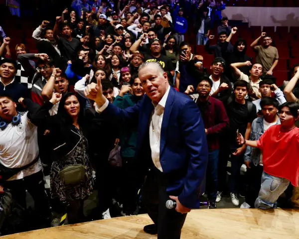 Visita de Ricardo Peláez motiva a los jóvenes