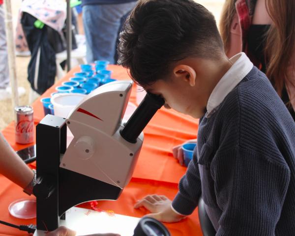 Realizan 8ª. edición de la Feria “Vive la ciencia 2025: donde jugar es aprender”