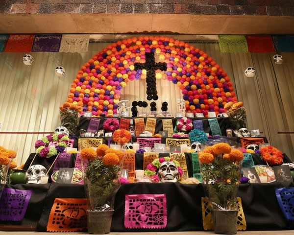 Con coloridas ofrendas vivimos la tradición del Día de Muertos