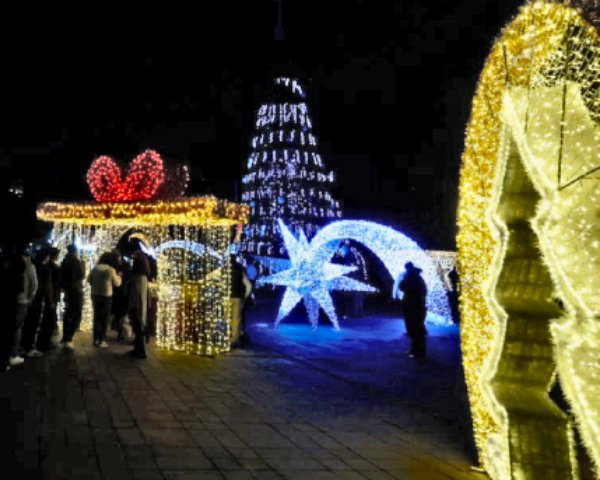 Encienden árbol navideño en Zacatenco