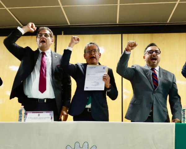 Arturo Reyes Sandoval toma protesta al nuevo director de la ESIME Zacatenco
