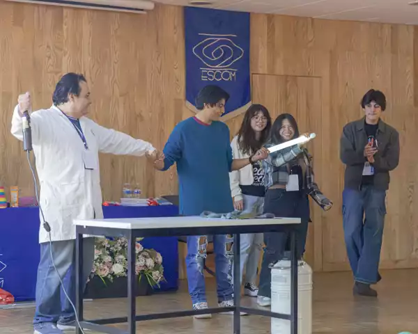 Ciencia lúdica; el Circo de la Física brilla en la Escuela de Verano del CIC