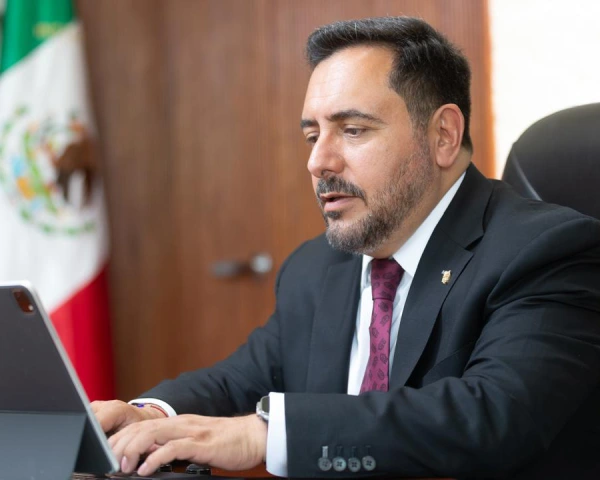 Preside Arturo Reyes Sandoval sesión con maestras y maestros decanos