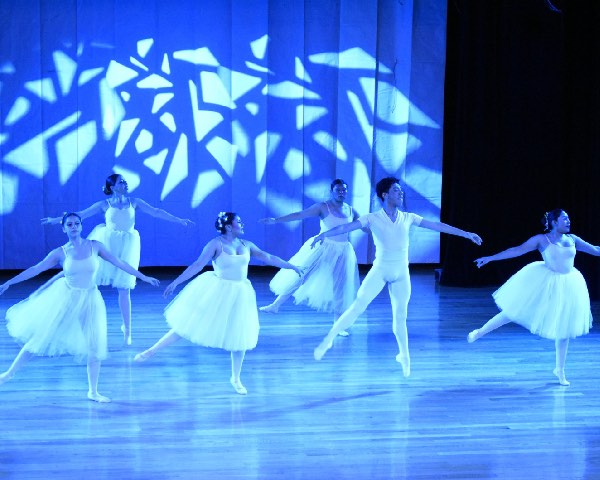 Disfrutan politécnicos muestra de danza 