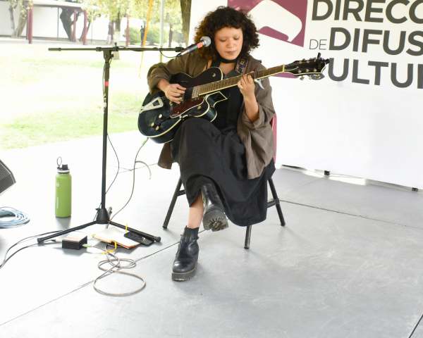 Ofrece Roxhann mezcla de sonidos de folk latinoamericano y dream pop