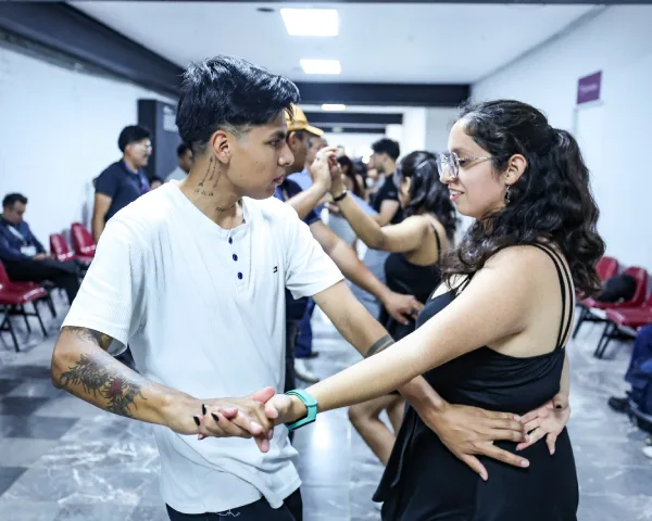 La sacan brillo al piso con clases de baile
