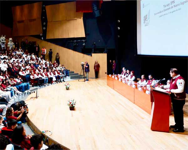 DAN BIENVENIDA A ALUMNAS Y ALUMNOS DE NUEVO INGRESO