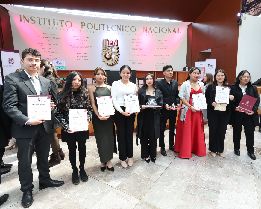 Entregan presea “Ing. Bernardo Quintana Arrioja” a los alumnos más destacados