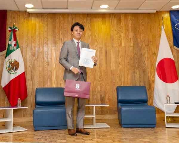 Investigador de la Universidad de Tokio dicta conferencia sobre IA