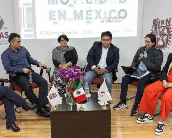 Exploran expertos los retos de la electromovilidad