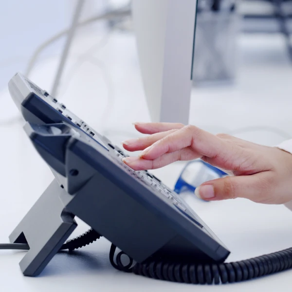 Cómo transferir una llamada en un teléfono AVAYA 1608